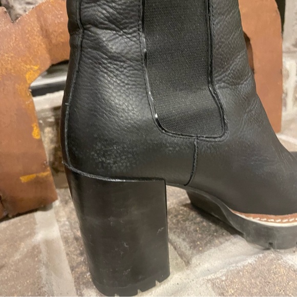 Tory Burch Lug Sole Leather Heeled Ankle Boots Size 7.5 - Picture 9 of 11